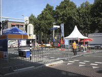 908013 Afbeelding van de opbouw van de finish van de Wielerronde van Midden-Nederland, op de Maliebaan bij de ...